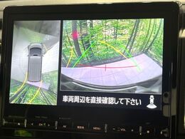 【マルチアラウンドモニター】専用のカメラにより、上から見下ろしたような視点で360度クルマの周囲を確認することができます☆死角部分も確認しやすく、狭い場所での切り返しや駐車もスムーズに行えます。