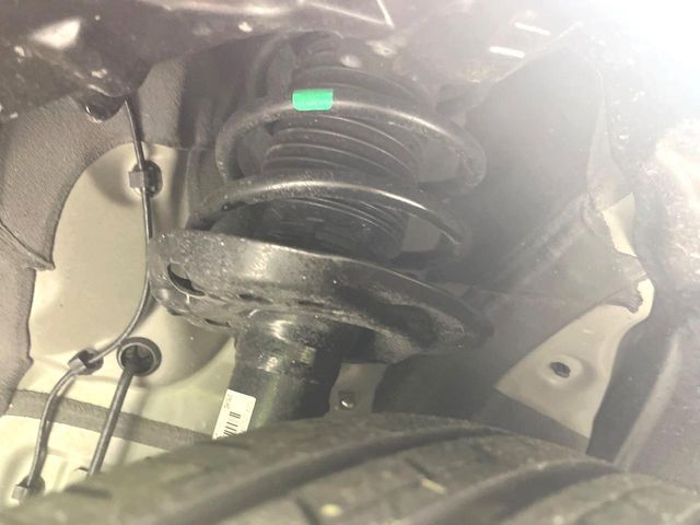 お車を安心してお乗りいただく為には、足回りの定期点検が欠かせません。サービスサポート（有償保証）では無料点検もご提供しており、安心のカーライフをお過ごしいただけるサポート体制が整っています。