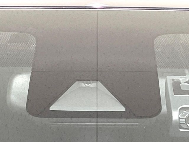 【トヨタセーフティセンス】走行中に前方の車両等を認識し、衝突しそうな時は警報とブレーキで衝突回避と被害軽減をアシスト。より安全にドライブをお楽しみいただけます。
