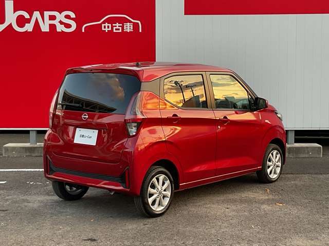 【障害物センサー】細い道を通ったときや駐車するとき等、障害物に当たりそうになると警告音が鳴ったり、自動でブレーキをかけてくれます。安心ですね！