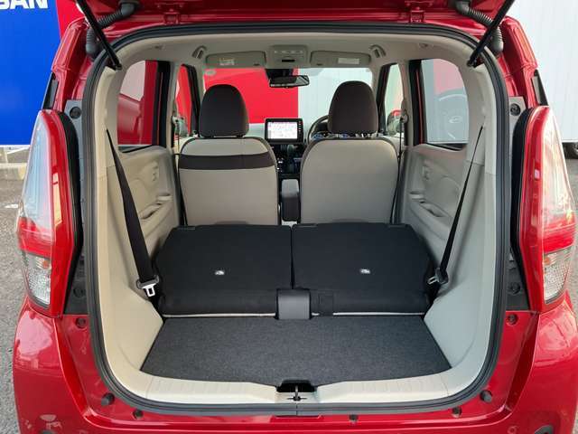 シートを倒して更にお荷物積めちゃいます。レジャーやショッピングに大活躍。