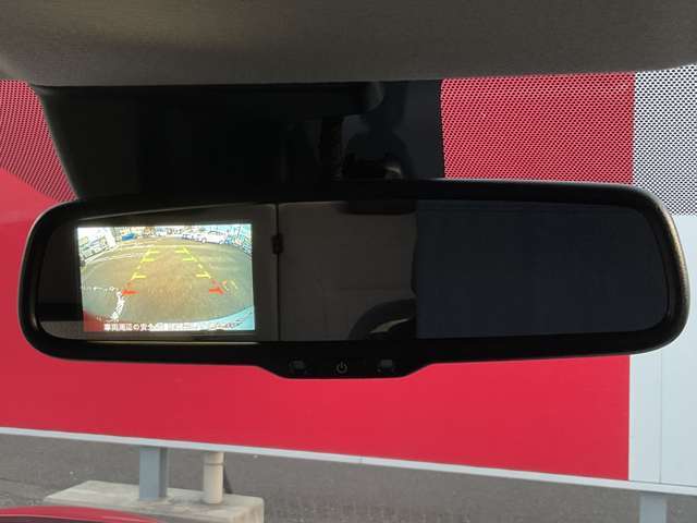 バックビューモニターはバックミラー内に表示できます！