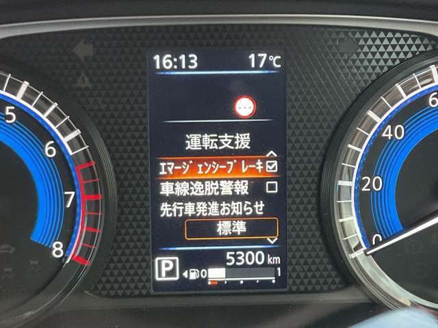 見易いアナログメーターの中央にシステム表示のモニターが有ります。