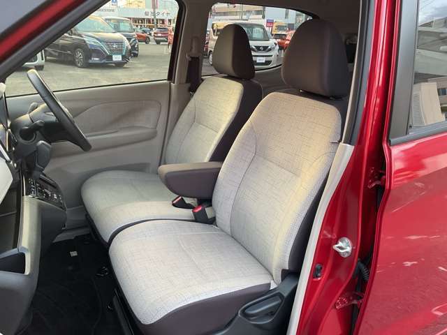 助手席も広々としており快適にお過ごし頂けます。