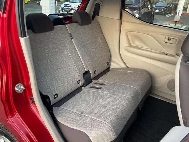 後席もゆとりある空間でゆったりくつろぐことができます。大切な家族と一緒にお乗り頂く時も快適にお過ごし頂けます。