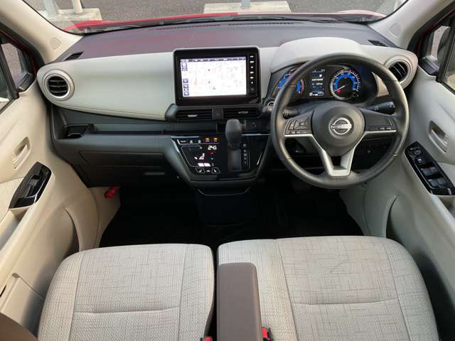 ますますドライブが楽しくなる、明るく開放的な運転席まわりです。