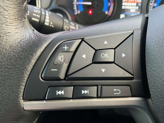 「ステアリングS/W」オーディオのチャンネルやボリュームを手元で操作できます。