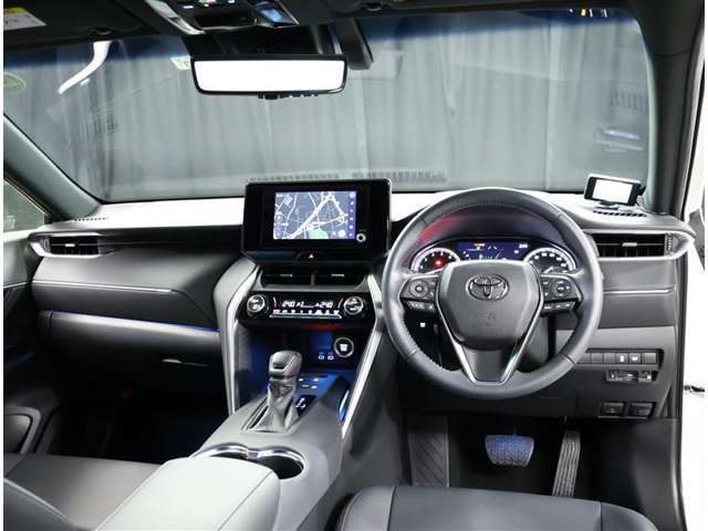デザインもよく、居心地のよい運転席ですね。分かりやすいスイッチ類ですから操作もしやすく運転をサポートします。ぜひご来店いただき、実際にお座りいただいてステアリングを握ってみてください！