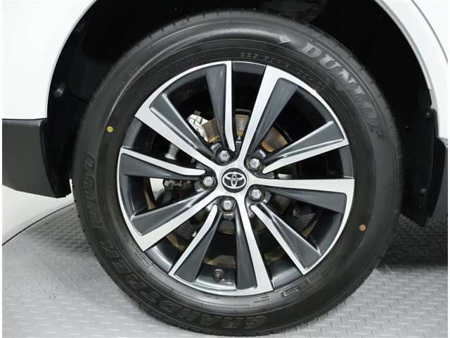 純正アルミホイール。デザインが素敵ですね。お車全体のイメージ変わりますね。ホイールの重量やタイヤの放熱性など性能面に大きく関わる部分ですよね。タイヤサイズは　225/60R18　です。