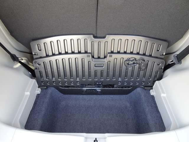 ラゲッジアンダーボックス：普段使わない物や外から見られたくない荷物を入れられます。