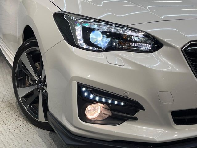【LEDヘッドライト】悪天候や夜間走行時も良好な視界を確保し安心して運転できる高輝度LEDヘッドライトを装備！点灯速度が早く、消費電力も抑えられています。