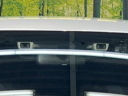 【アイサイトVer3】前方の車両等を検知し、衝突しそうな時は警報で注意を促し、ブレーキを踏む力をサポート。ブレーキを踏めなかった場合は衝突被害軽減ブレーキが作動、衝突回避をサポートします。