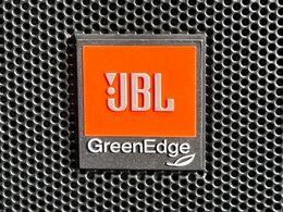 【JBLサウンドシステム】メーカーオプションの高品位サウンドシステムを搭載。専用のチューニングが施された大小様々なスピーカーから良質なサウンドが奏でられ、臨場感あふれる音響空間を演出します。