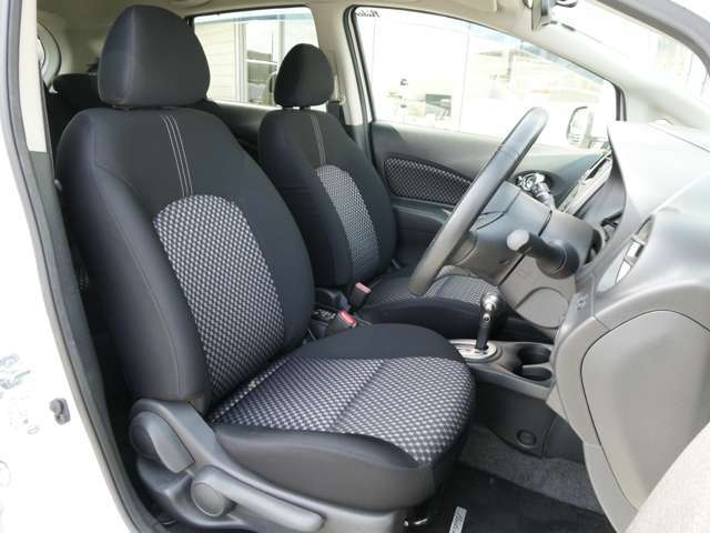 運転席シートリフター（ラチェット式）で、座面の高さも上下に動き、体格にあわせて調整ができます。