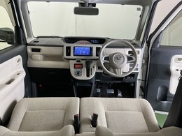 ドライバーを中心に自然に手が届く位置にATセレクトレバーやエアコン、様々な操作スイッチなどを配置、操作性に優れています