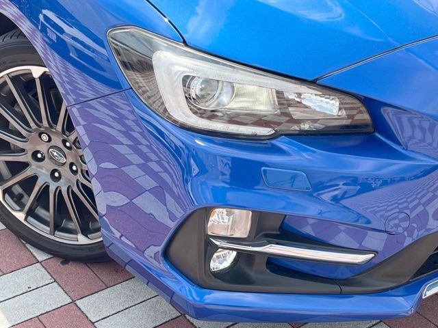 【LEDヘッドライト】悪天候や夜間走行時も良好な視界を確保し安心して運転できる高輝度LEDヘッドライトを装備！点灯速度が早く、消費電力も抑えられています。