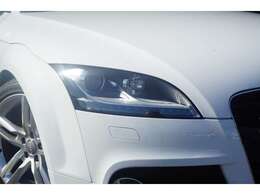 シャープで精悍なデザインのヘッドランプが、TTクーペのスポーティな顔つきを際立たせます。