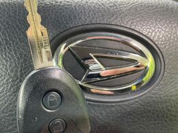 【キーレス】少し離れた場所からでもボタン一つでドアの開錠・施錠ができるのでとっても便利！ドアの鍵穴周りに傷をつけることもありません♪