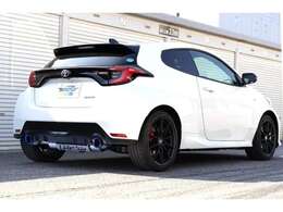 左右に装着されたサイレンサーが高い排気効率を実現し心地よいエキゾーストを演出。さらに中央部から覗くGReddyプレートが、GRヤリスの攻撃的なエクステリアを強調します。※イメージ