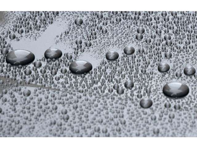 「ガードコスメSP」は、有効成分の含有率を高めたガラス質被膜を形成。その被膜が高級感のある光沢、 輝きと、優れた撥水性を実現します。