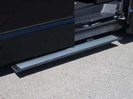 電動サイドステップ　前後の不ドアの開閉に連動