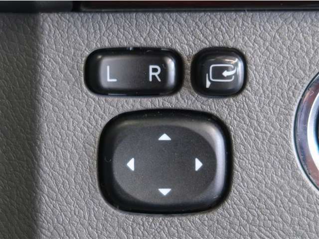 電動格納ドアミラーの操作スイッチです。運転席に座りながら調整できるのでとても簡単です。