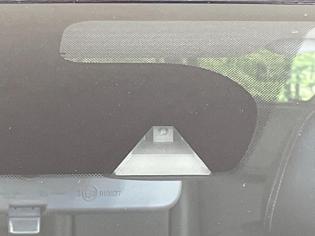 【エマージェンシーブレーキ】走行中に前方の車両等を認識し、衝突しそうな時は警報とブレーキで衝突回避と被害軽減をアシスト。より安全にドライブをお楽しみいただけます。