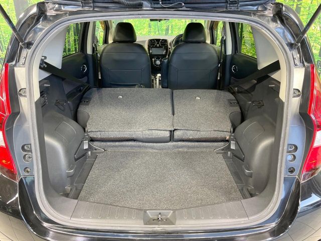 後席を格納すると、これだけの広さが！シーンに合わせたシートアレンジで、大きな荷物も積むことが出来ます♪