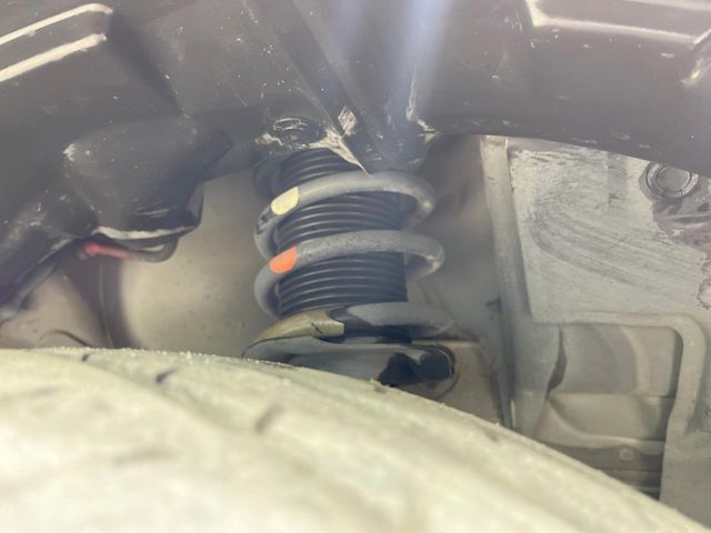 お車を安心してお乗りいただく為には、足回りの定期点検が欠かせません。サービスサポート（有償保証）では無料点検もご提供しており、安心のカーライフをお過ごしいただけるサポート体制が整っています。