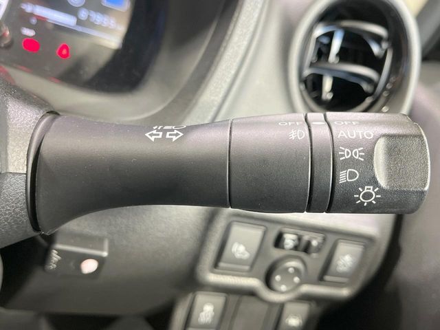 【オートライト】周りの明るさに応じて自動でヘッドライトの点灯・消灯ができる機能です！ライトの付け忘れ・消し忘れなどが無くなり、雨の日や夕方の走行も安心！トンネル通過時も便利ですね♪