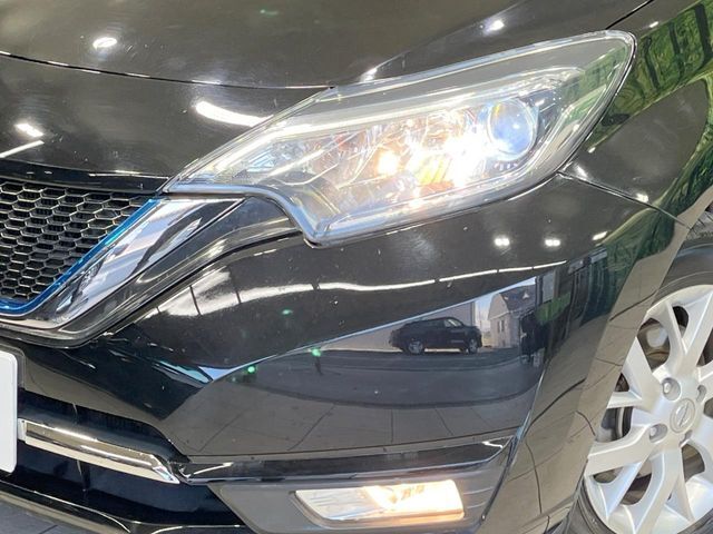 【LEDヘッドライト】悪天候や夜間走行時も良好な視界を確保し安心して運転できる高輝度LEDヘッドライトを装備！点灯速度が早く、消費電力も抑えられています。