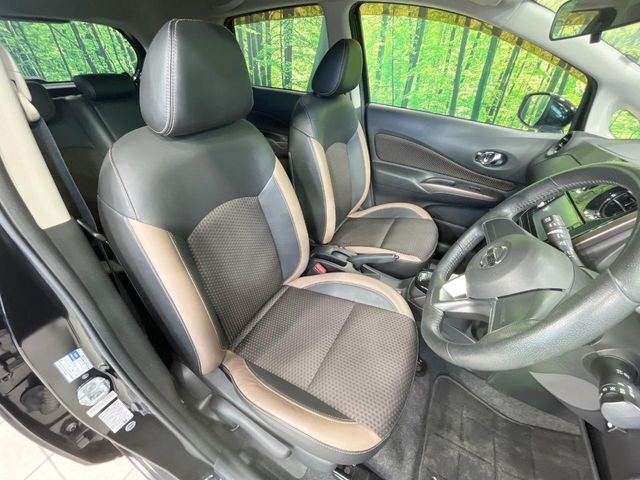 【ハーフレザーシート】高級感と座り心地を両立した人気のシート♪背面・座面のファブリック素材は、通気性の良さや滑りにくさに優れています。気温や服装に左右されず快適にお乗りいただけます。