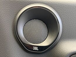 【JBLサウンドシステム】メーカーオプションの高品位サウンドシステムを搭載。専用のチューニングが施された大小様々なスピーカーから良質なサウンドが奏でられ、臨場感あふれる音響空間を演出します。