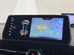 【バックカメラ】駐車時に後方がリアルタイム映像で確認できます。大型商業施設や立体駐車場での駐車時や、夜間のバック時に大活躍！運転スキルに関わらず、今や必須となった装備のひとつです！