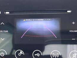 【バックカメラ】駐車時に後方がリアルタイム映像で確認できます。大型商業施設や立体駐車場での駐車時や、夜間のバック時に大活躍！運転スキルに関わらず、今や必須となった装備のひとつです！