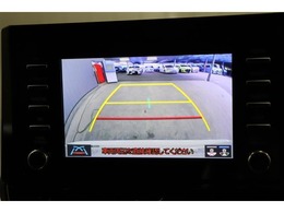 後方の死角を軽減し、狭い場所での切替しや駐車もしやすくなるバックモニターを装備しています。