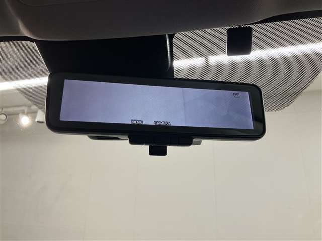【デジタルインナーミラー】通常ミラーではなくカメラ映像で広報確認ができるデジタルインナーミラーを搭載！荷物があって後方確認ができないときや雨天時などにとても便利です☆