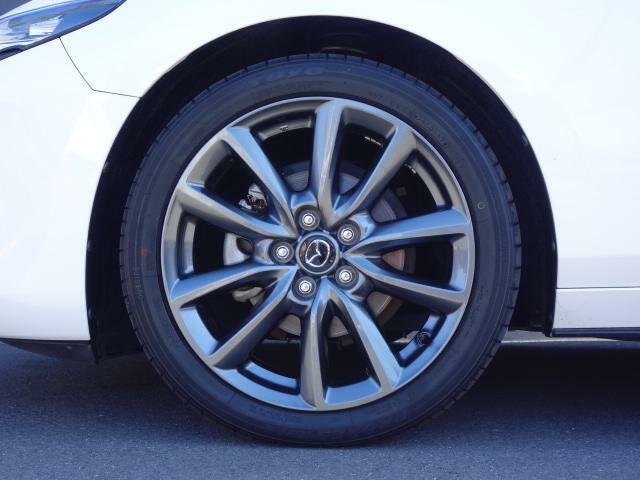 18インチ純正アルミホイールを装備。タイヤサイズは215/45R18となります。