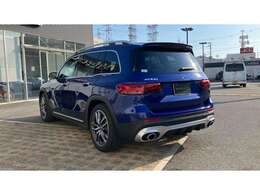 サイドから流れるようなデザインが特徴です☆