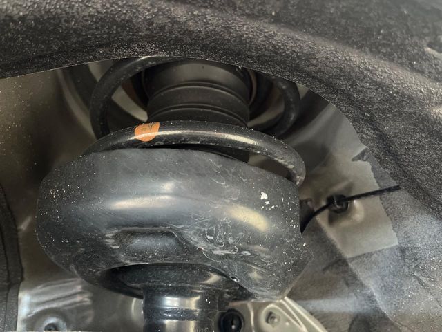 お車を安心してお乗りいただく為には、足回りの定期点検が欠かせません。サービスサポート（有償保証）では無料点検もご提供しており、安心のカーライフをお過ごしいただけるサポート体制が整っています。