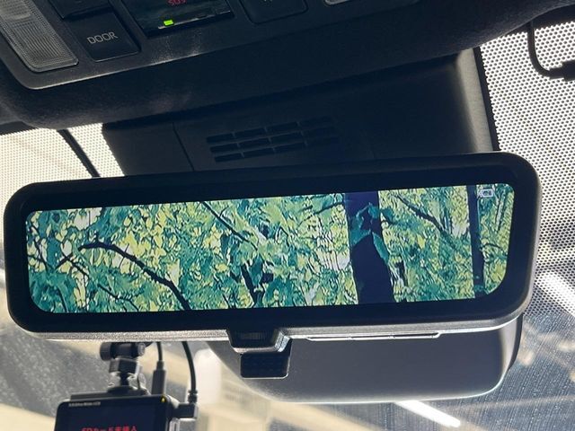 【デジタルインナーミラー】後席の大きな荷物や同乗者で後方が確認しづらい時でも安心！カメラが撮影した車両後方の映像をルームミラー内に表示。クリアな視界で状況の確認が可能です！