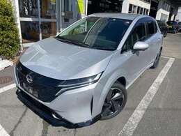この度は、当社のお車をご覧頂き誠にありがとうございます。お車の状態や、装備の詳細はご連絡ください。担当者がご案内させていただきます