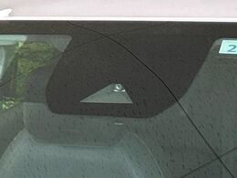 【エマージェンシーブレーキ】走行中に前方の車両等を認識し、衝突しそうな時は警報とブレーキで衝突回避と被害軽減をアシスト。より安全にドライブをお楽しみいただけます。