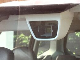 【アイサイトVer2】前方の車両等を検知し、衝突しそうな時は警報で注意を促し、ブレーキを踏む力をサポート。ブレーキを踏めなかった場合は衝突被害軽減ブレーキが作動、衝突回避をサポートします。