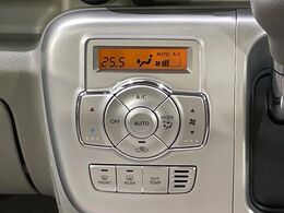 【オートエアコン】一度お好みの温度に設定すれば、車内の温度を検知し風量や温度を自動で調整。暑い…寒い…と何度もスイッチ操作をする必要はありません。快適な車内空間には必須の機能ですね♪