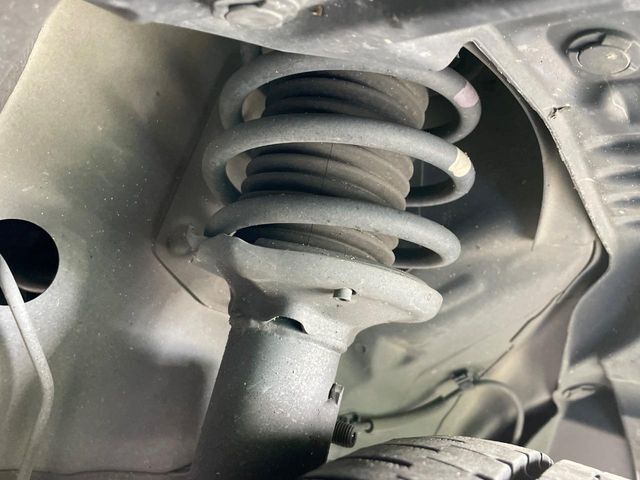 お車を安心してお乗りいただく為には、足回りの定期点検が欠かせません。サービスサポート（有償保証）では無料点検もご提供しており、安心のカーライフをお過ごしいただけるサポート体制が整っています。