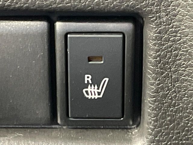 【シートヒーター】寒い日に重宝するシートヒーター！エアコンより早く温まってくれるので寒がりの人も安心ですね♪エアコンの温風は乾燥するから苦手、という方にもをおすすめです。