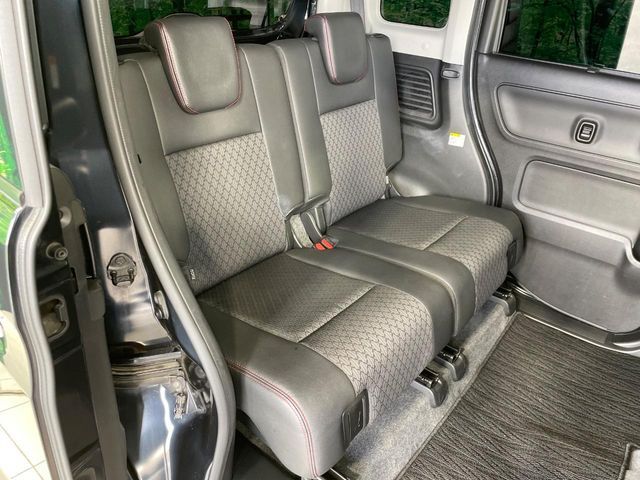 後部座席も気になるようなキズ・汚れやへたり等、大きなダメージはなく、良好な状態です。