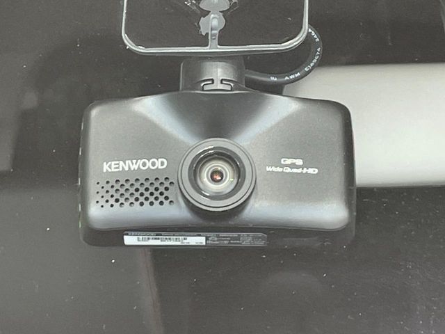 【ドライブレコーダー】安心・安全なカーライフに必須のドライブレコーダーを装備！走行中はもちろん、あおり運転や事故に遭遇した際の状況も映像で記録し、万一のリスクに備えます。