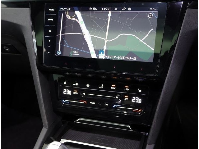 VW純正インフォティメントシステム「DiscoverPro」大変使いやすいタッチパネル型ナビゲーションでETC2.0とエンブレム内蔵バックカメラが付いています。